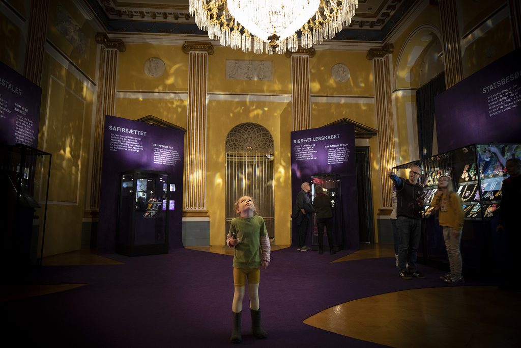 Børn | En dronnings smykkeskrin | Amalienborgmuseet